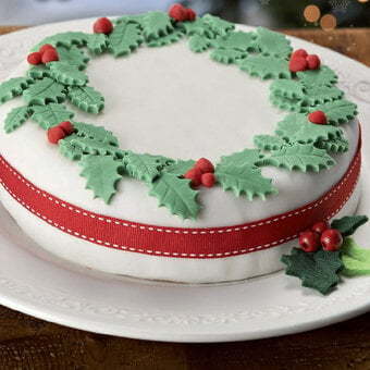 How to Decorate a Holly Wreath Cake