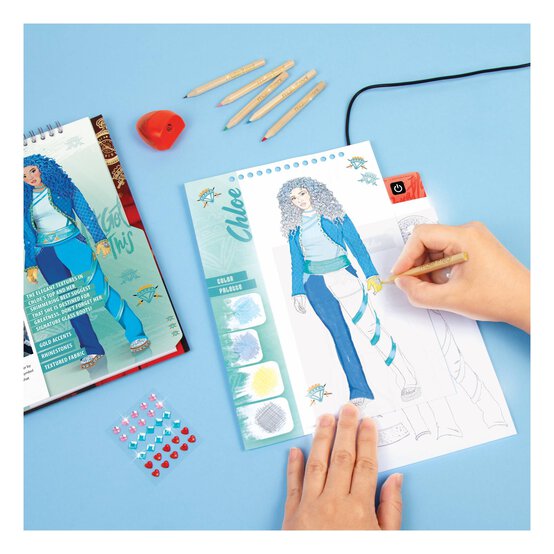 Disney Descendants Rise of Red LED Light Board Fashion Sketching Set image number 2