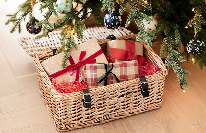 gift-guide-row4-xmas-hamper-making.jpg